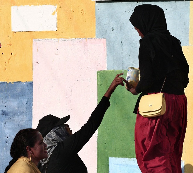 نساء يرسمن رسومات على جدار مبنى في العاصمة السودانية الخرطوم